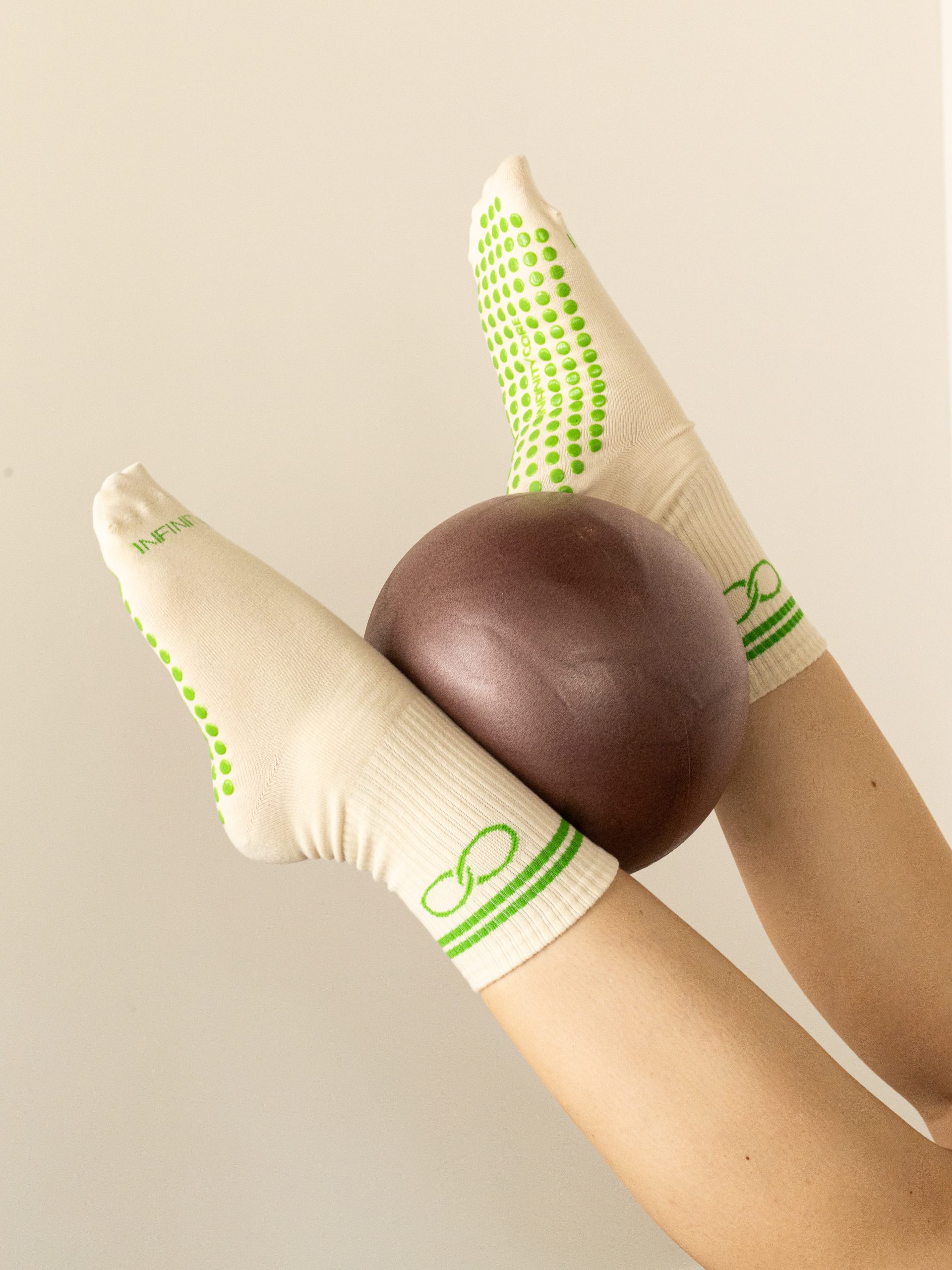 Ballon et chaussettes antidérapantes pendant la pratique au sol
