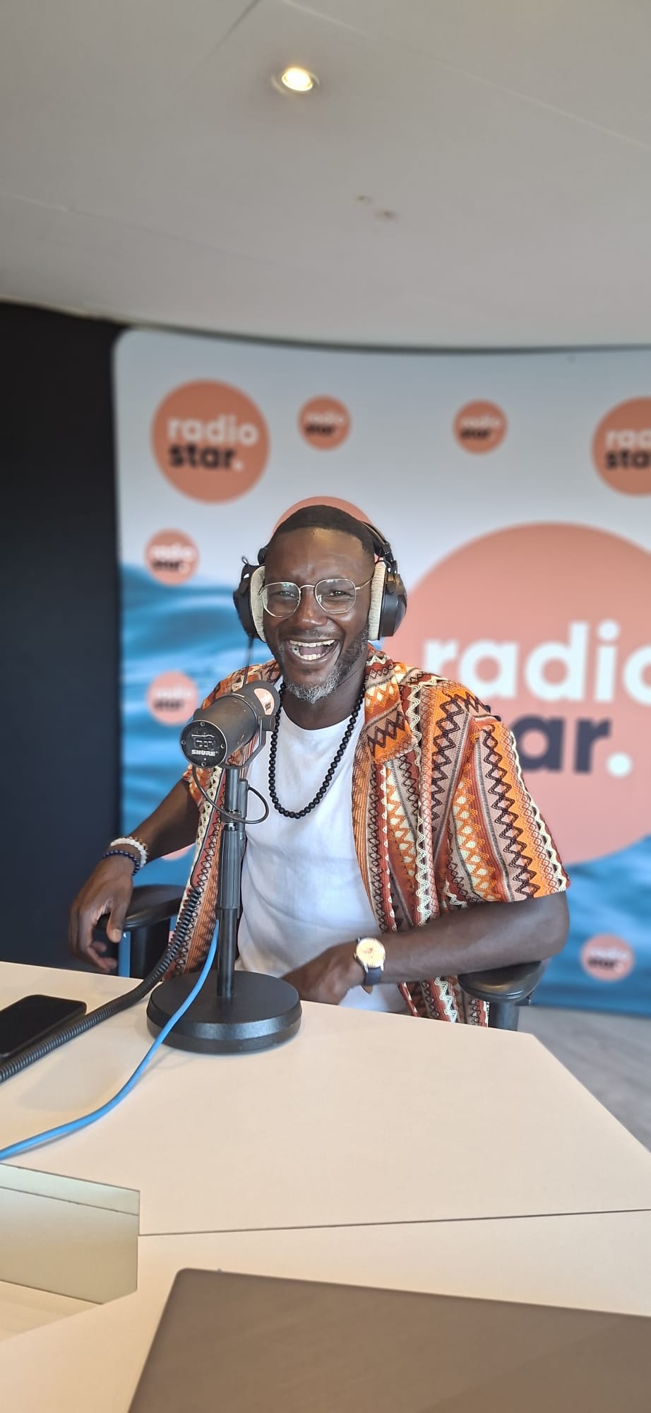 Laki Sola au micro dans le studio de Radio Star